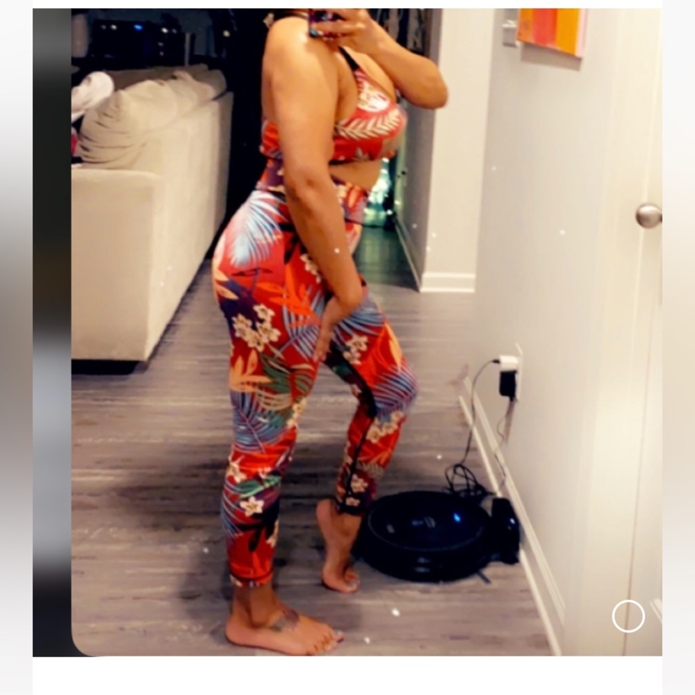 MinkPink leggings and sports bra set. 🥰🥰